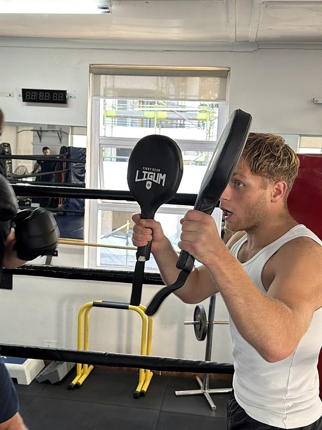 Doron Zinman holding focus pads during a private boxing session in Sea Point.